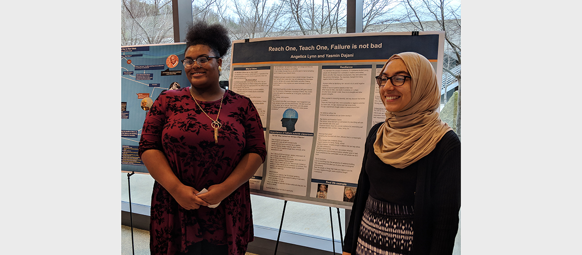 Maker:S,Date:2017-8-11,Ver:6,Lens:Kan03,Act:Lar02,E:Y two students display their research poster