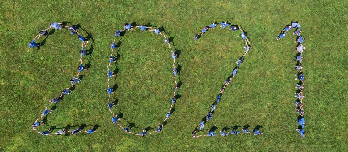 Aerial photo of 2021 spelled out with people